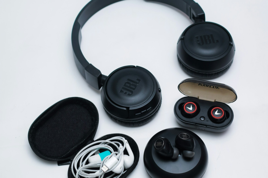 headphones vs earbuds featured title